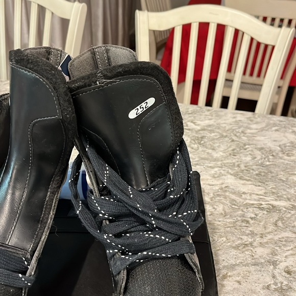 DONATED. Not for Sale.
NWT CCM Pro 3 Lite Ice Skates Size 3-1/2 - Picture 5 of 9